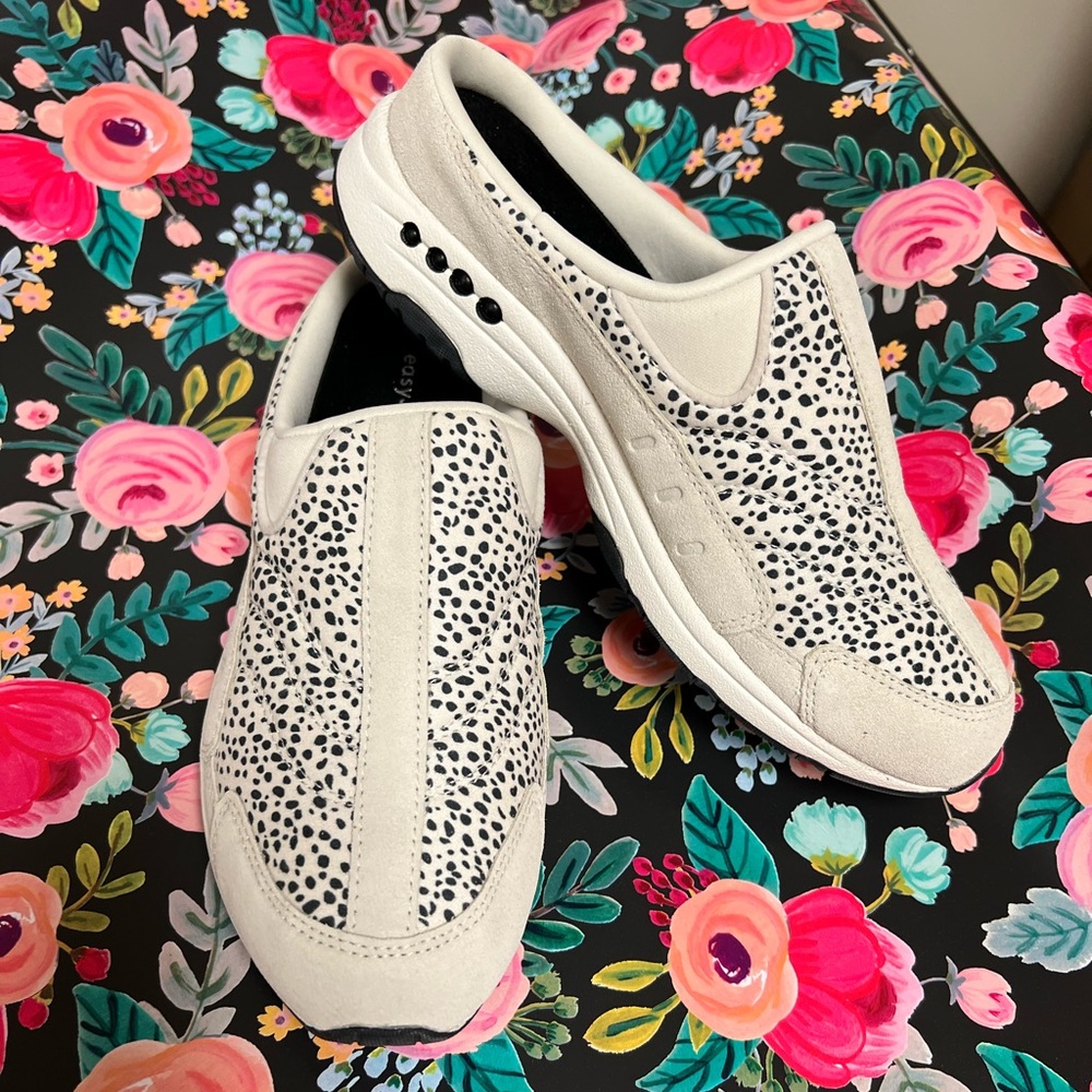 Easy-Spirit Traveltime Clogs size 7.5
IVORY LEOPARD PRINT